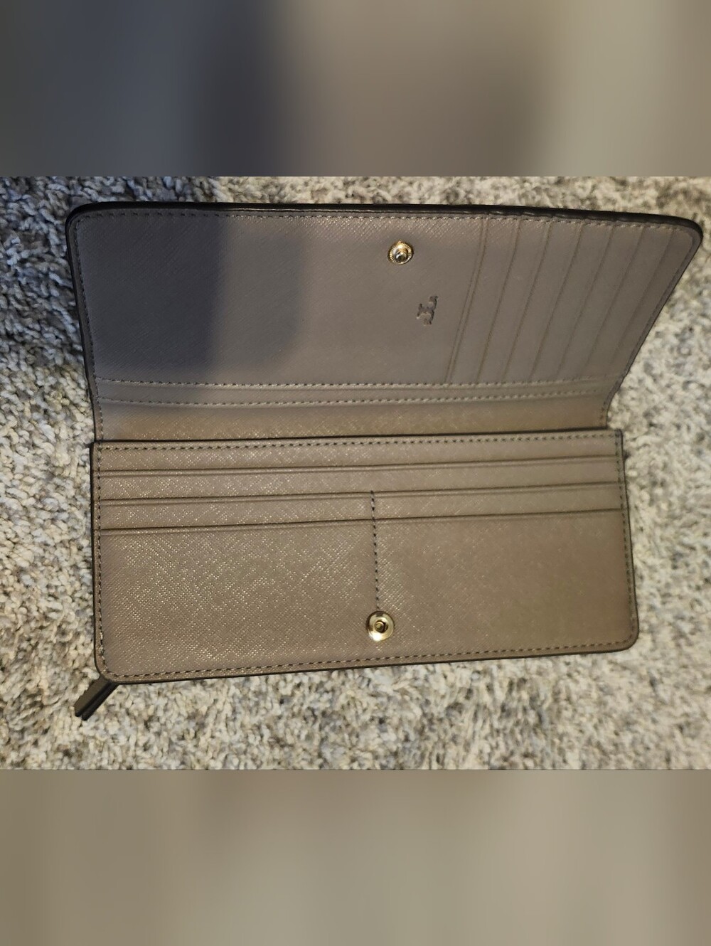 NWOT Tory Burch $175 Robinson Slim Wallet Taupe Gold Logo - Picture 2 of 4